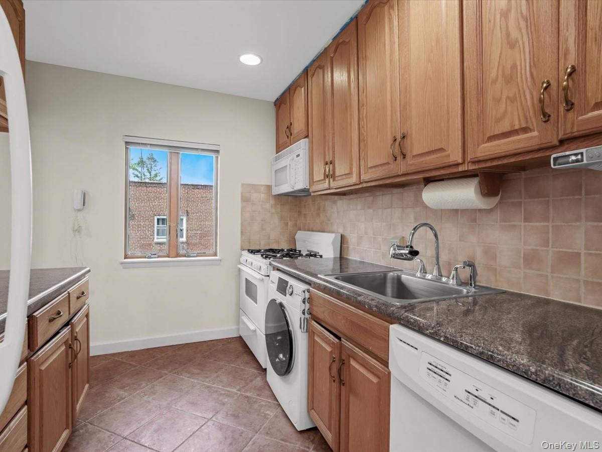 215 Middle Neck Road, Unit 3A BUILDING 8 Great Neck, NY 11021 - Photo 9 of 23