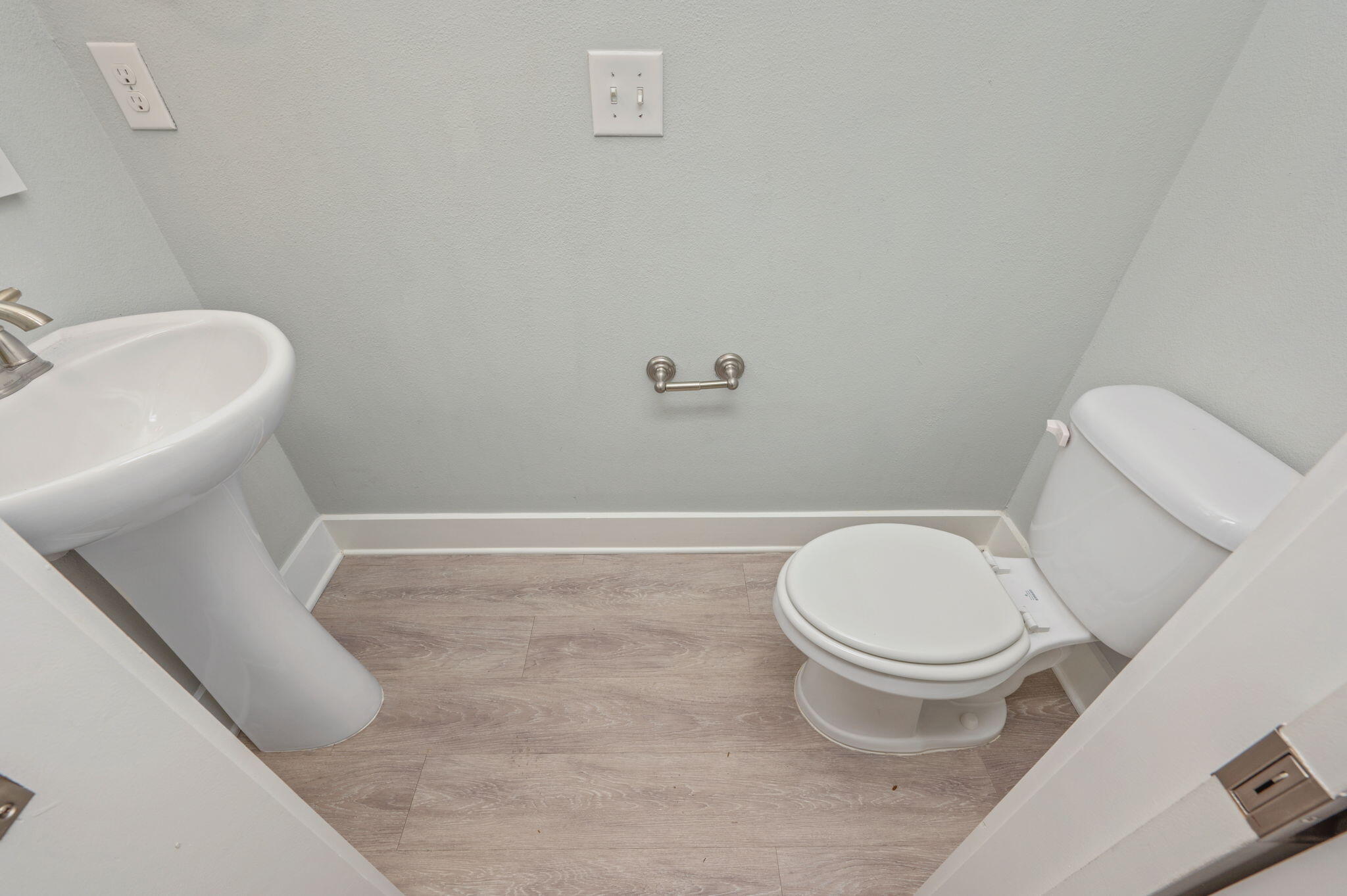 147 North Sand Palm Road Freeport, FL 32439 - Photo 18 of 39 a white toilet sitting next to a white tub