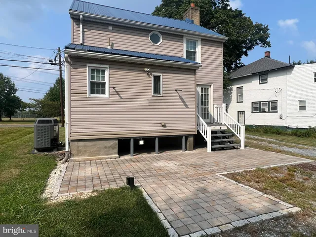 a view of a house with backyard and porch