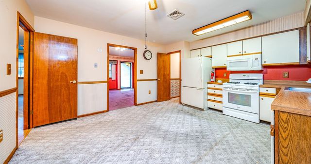a kitchen that has a stove and a refrigerator