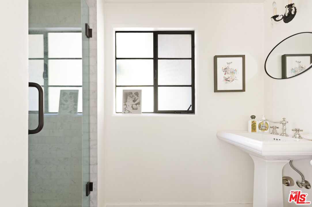 830 Brooktree Road Pacific Palisades, CA 90272 - Photo 21 of 37 a bathroom with a sink and a mirror