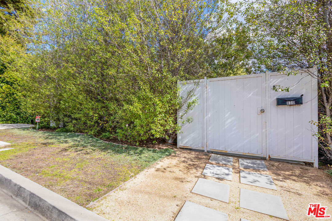 830 Brooktree Road Pacific Palisades, CA 90272 - Photo 3 of 37 a view of a backyard