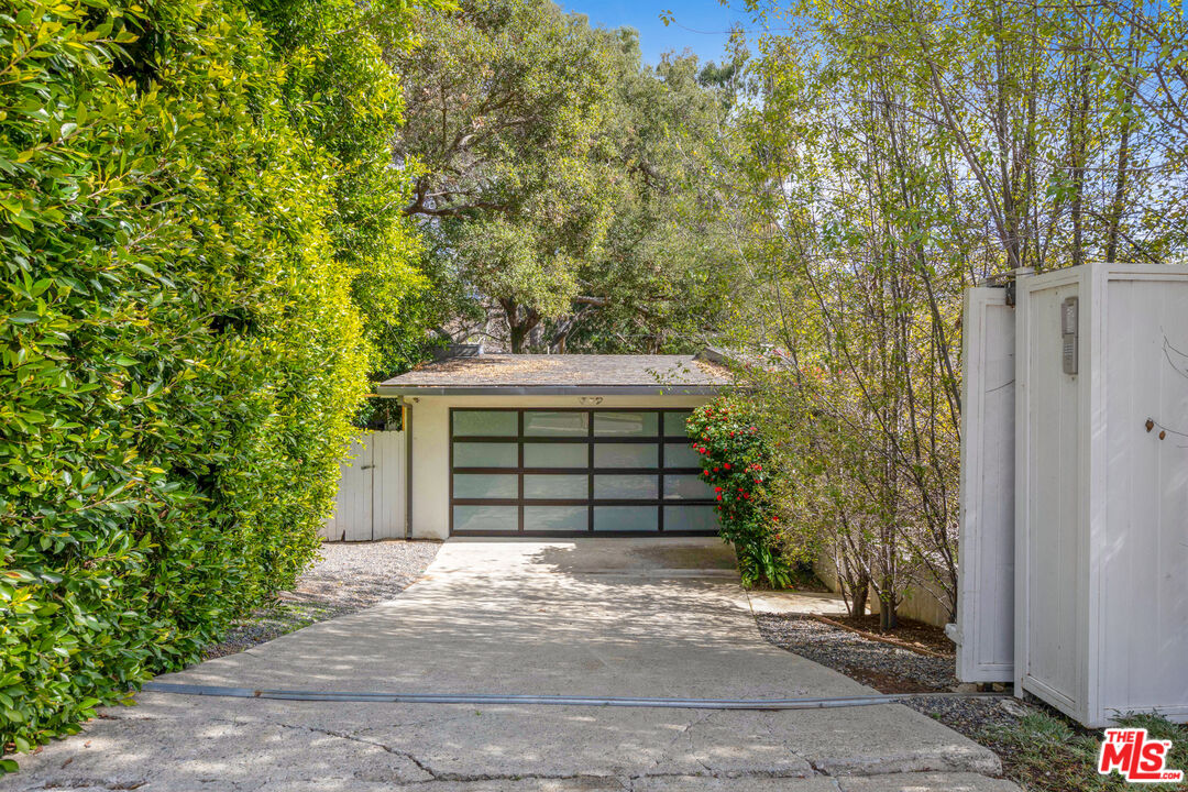 830 Brooktree Road Pacific Palisades, CA 90272 - Photo 4 of 37 a front view of a house with a yard