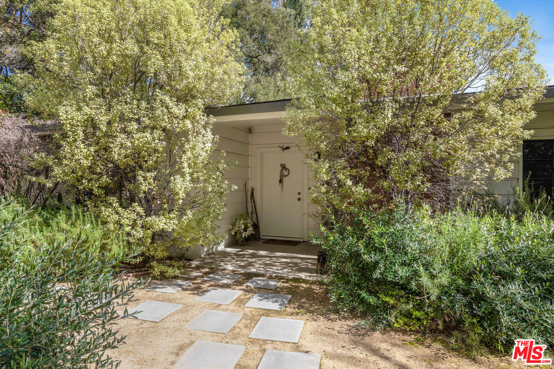 830 Brooktree Road Pacific Palisades, CA 90272 - Photo 5 of 37 a view of a pathway both side of house