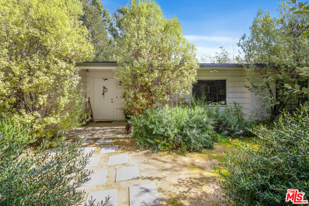 830 Brooktree Road Pacific Palisades, CA 90272 - Photo 6 of 37 a view of a outdoor space