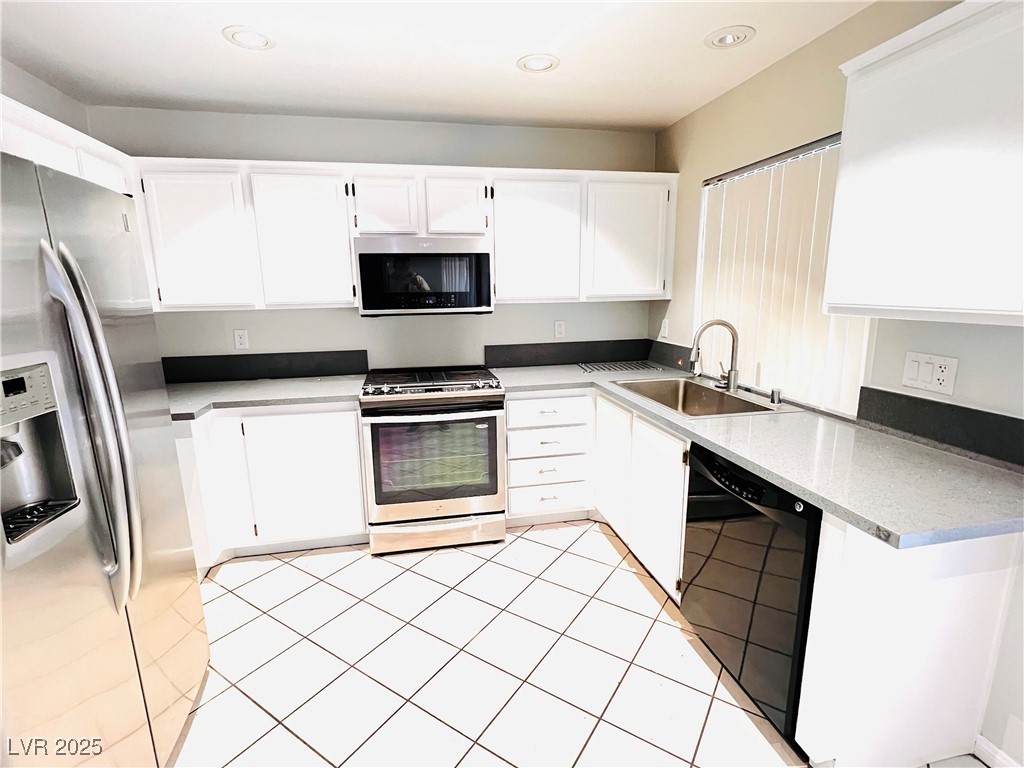 4906 Rancho Verde Court North Las Vegas, NV 89031 - Photo 5 of 18