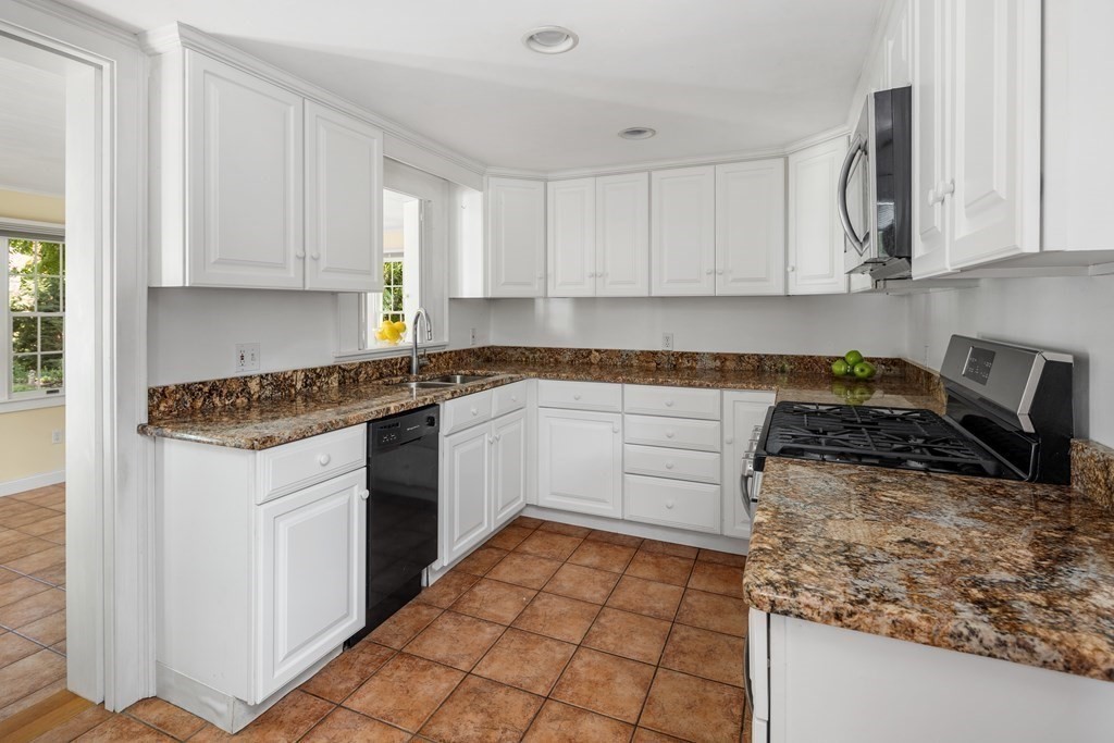 18 Stoddard Road Hingham, MA 02043 - Photo 3 of 30