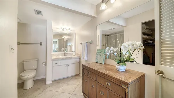$995,000 | 19 Whispering Sands Drive, Unit 204, Sarasota, FL 34242