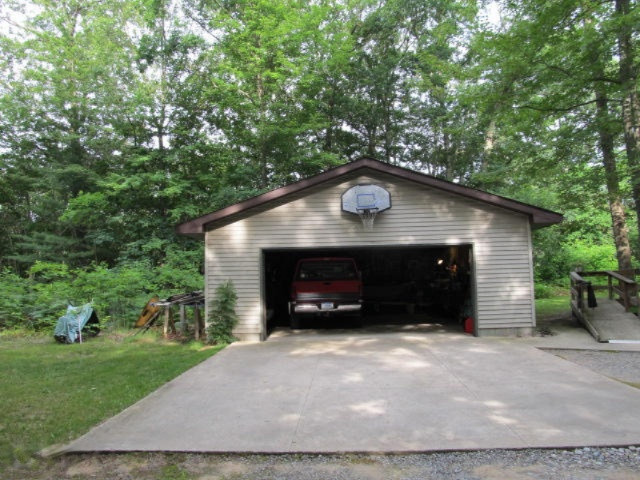 4135 West River Road Muskegon, MI 49445 - Photo 6 of 16 4134 River Rd garage