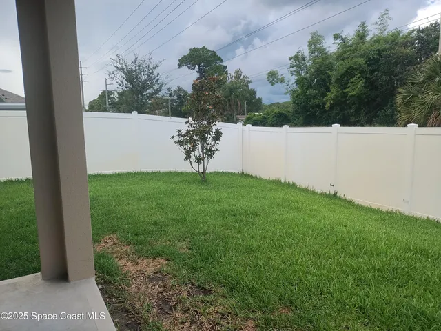 a view of a backyard