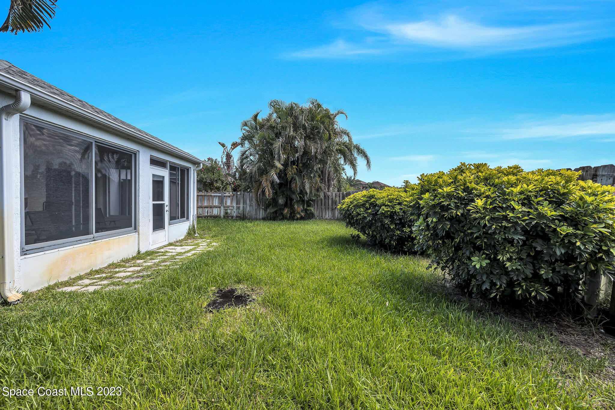 1149 White Oak Circle Melbourne, FL 32934 - Photo 32 of 55 a view of a backyard with plants and large trees