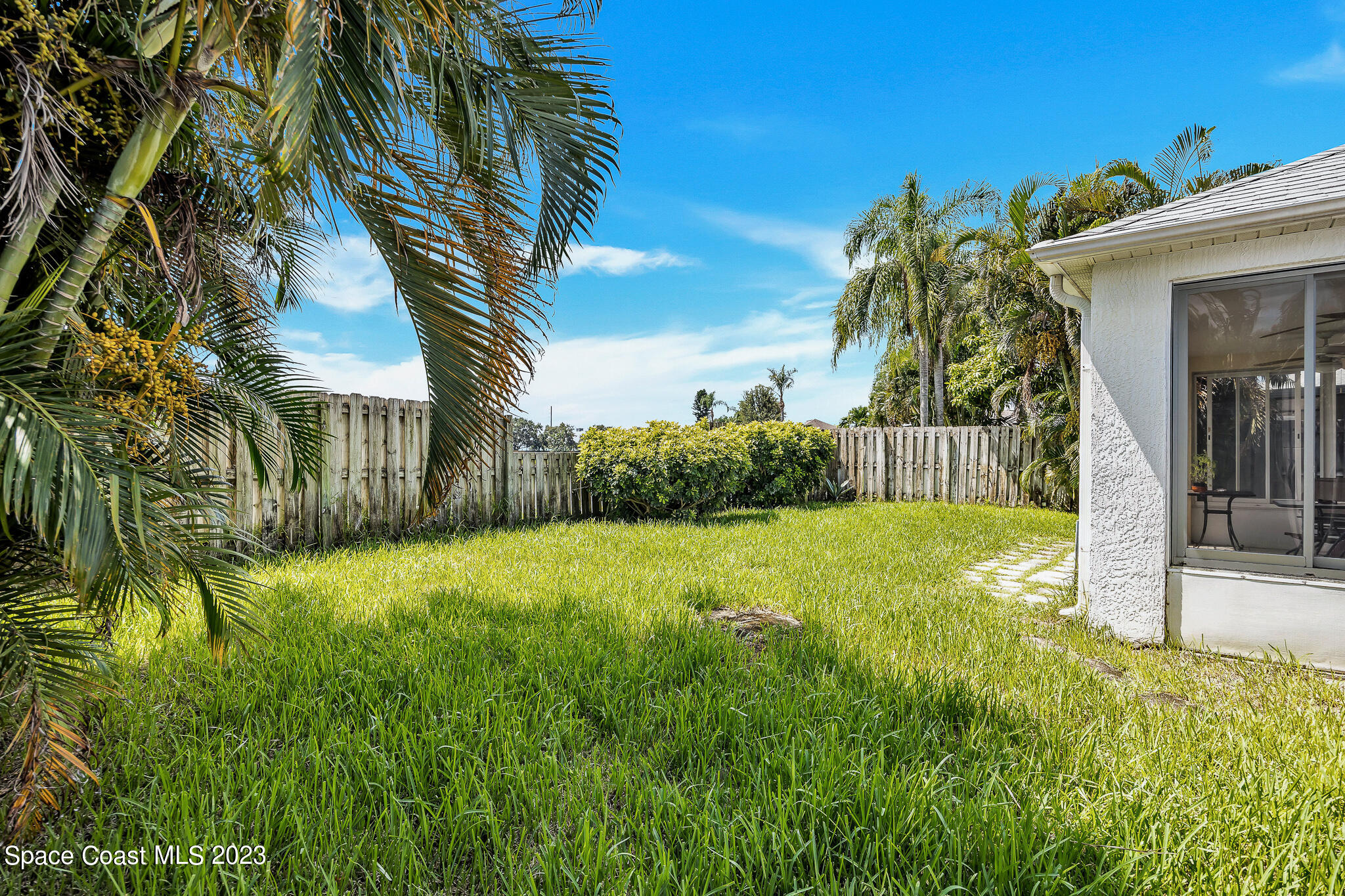 1149 White Oak Circle Melbourne, FL 32934 - Photo 37 of 55 a backyard of a house with lots of green space