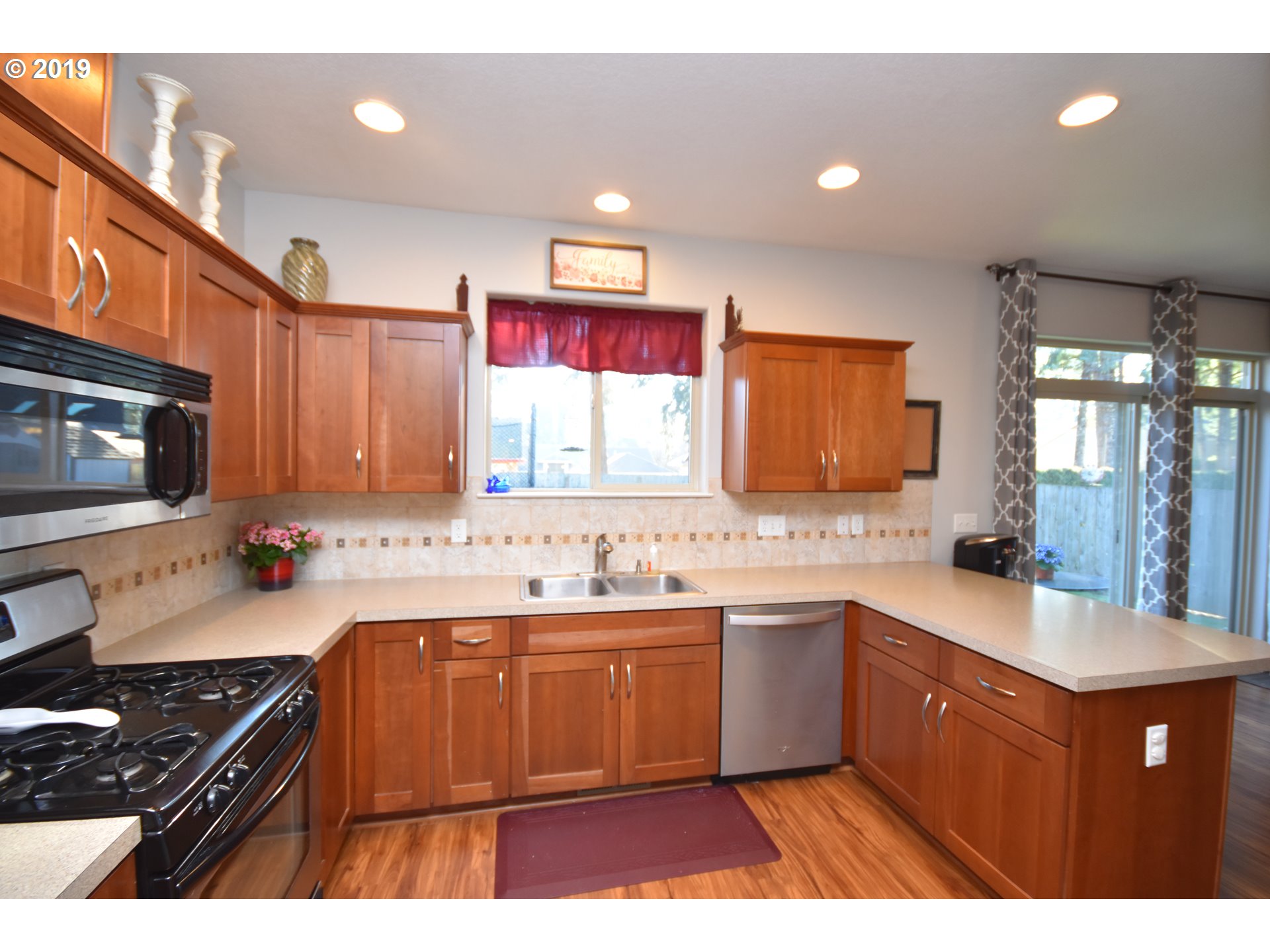 216 Emma Lane Newberg, OR 97132 - Photo 3 of 26 Gallery Image 3