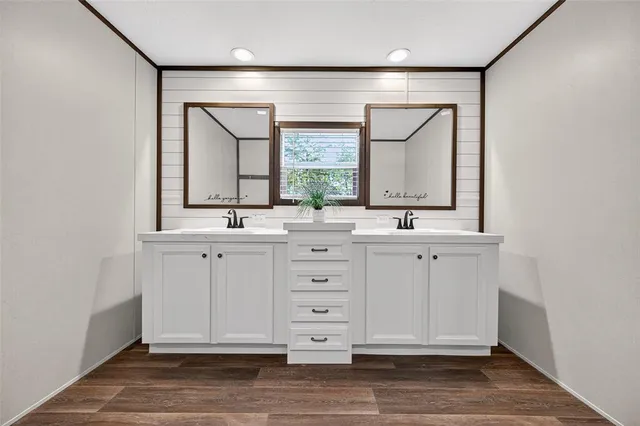 a view of a livingroom with a ceiling fan