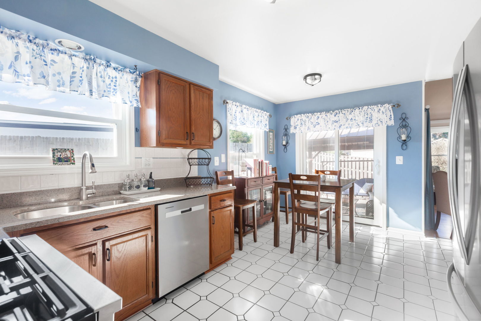 9 Arthur Court Streamwood, IL 60107 - Photo 5 of 21 a kitchen with a sink and chairs