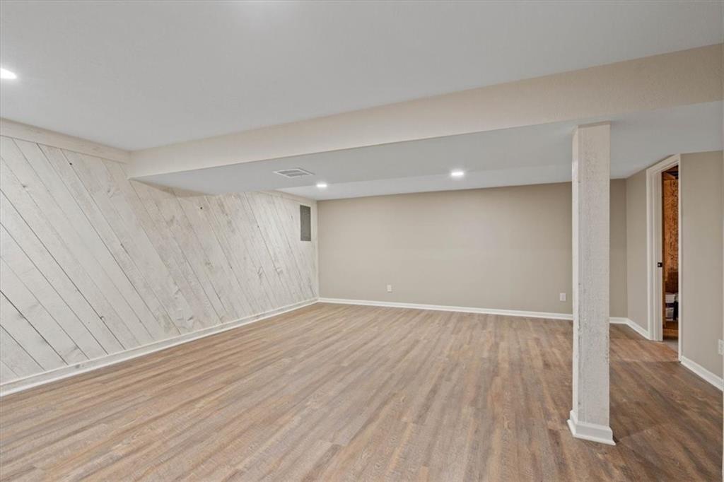 10854 Rosehill Road Overland Park, KS 66210 - Photo 23 of 32