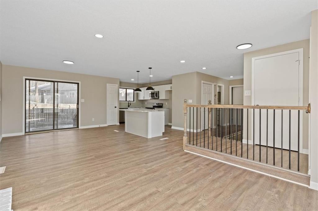 10854 Rosehill Road Overland Park, KS 66210 - Photo 4 of 32