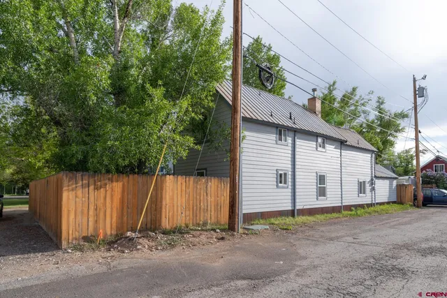 a view of a house with a backyard