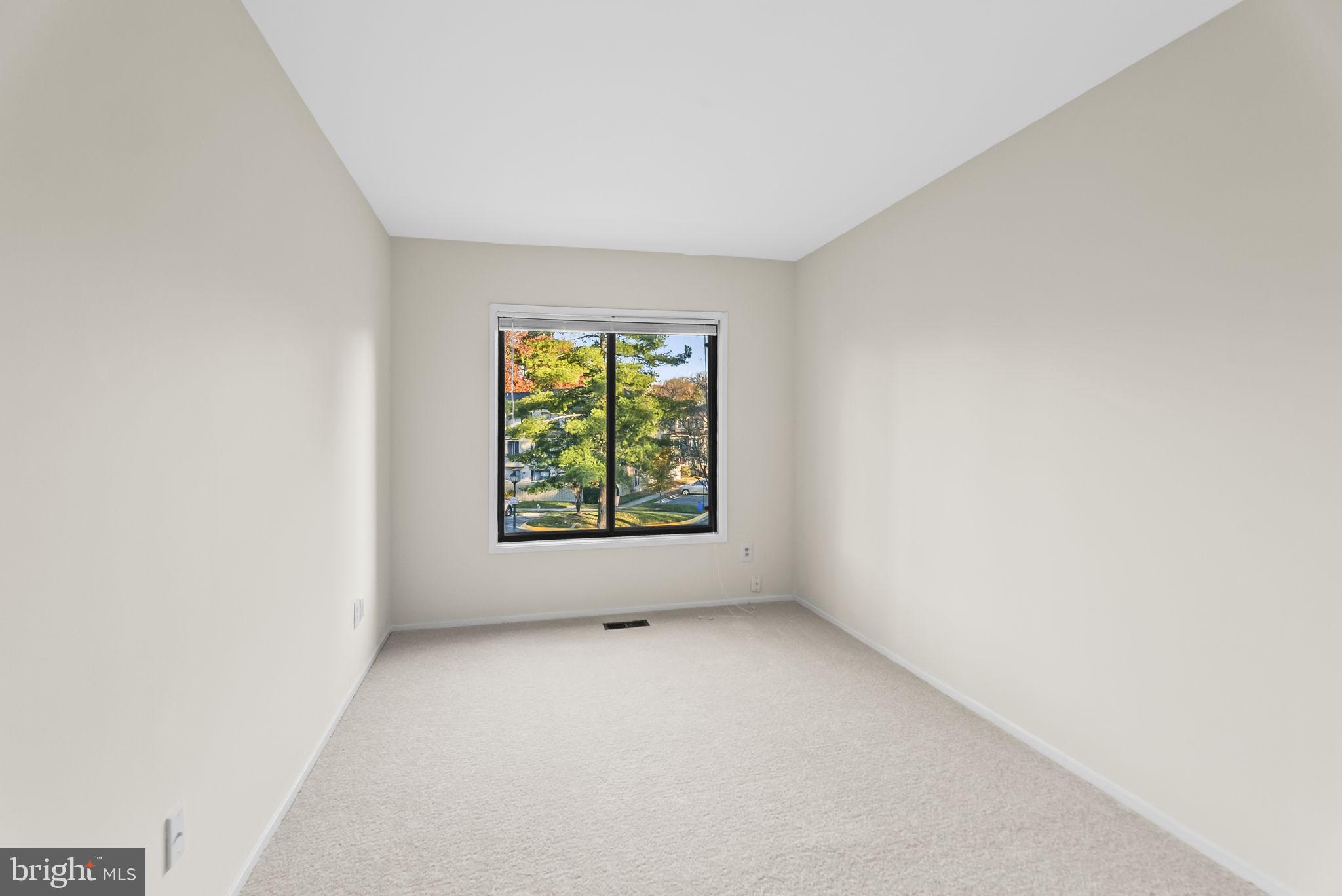 9413 Penshurst Court Gaithersburg, MD 20886 - Photo 20 of 32 an empty room with window