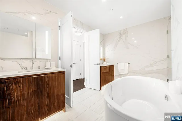 $1,279,888 | 800 Ave At Port Imperial, Unit 821, Weehawken, NJ 07086