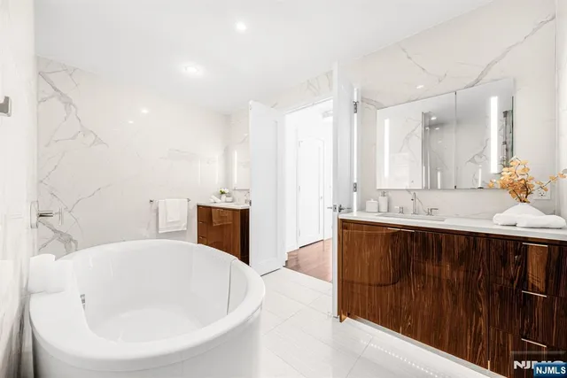 $1,279,888 | 800 Ave At Port Imperial, Unit 821, Weehawken, NJ 07086