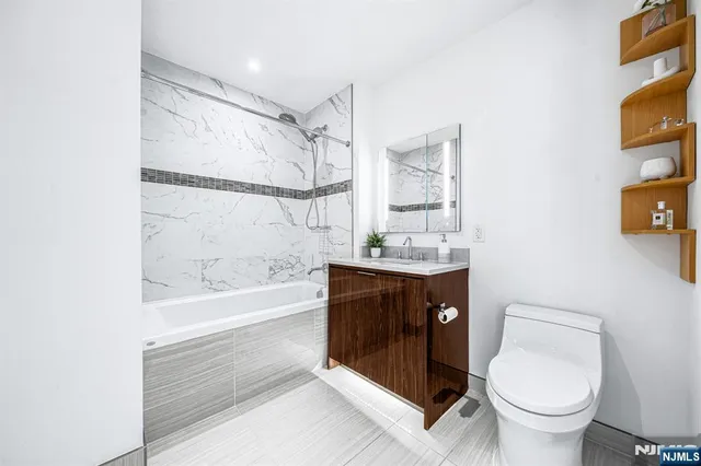 $1,279,888 | 800 Ave At Port Imperial, Unit 821, Weehawken, NJ 07086