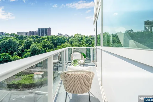 $1,279,888 | 800 Ave At Port Imperial, Unit 821, Weehawken, NJ 07086