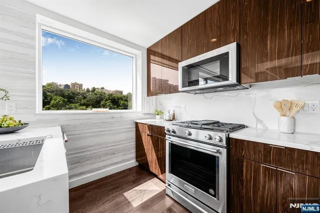 $1,279,888 | 800 Ave At Port Imperial, Unit 821, Weehawken, NJ 07086