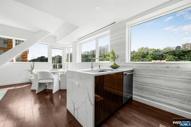 $1,279,888 | 800 Ave At Port Imperial, Unit 821, Weehawken, NJ 07086