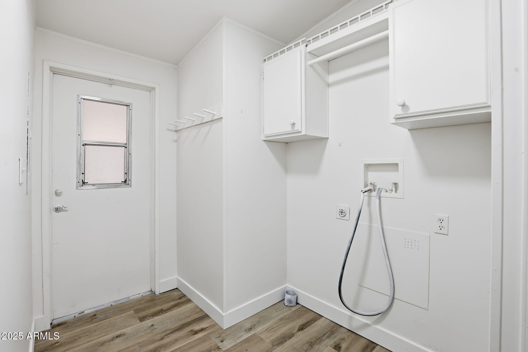 3500 South Tomahawk Road, Unit 142 Apache Junction, AZ 85119 - Photo 25 of 38 a room with white walls and white walls