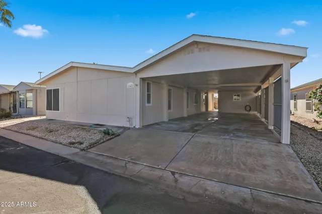 a view of a house with backyard
