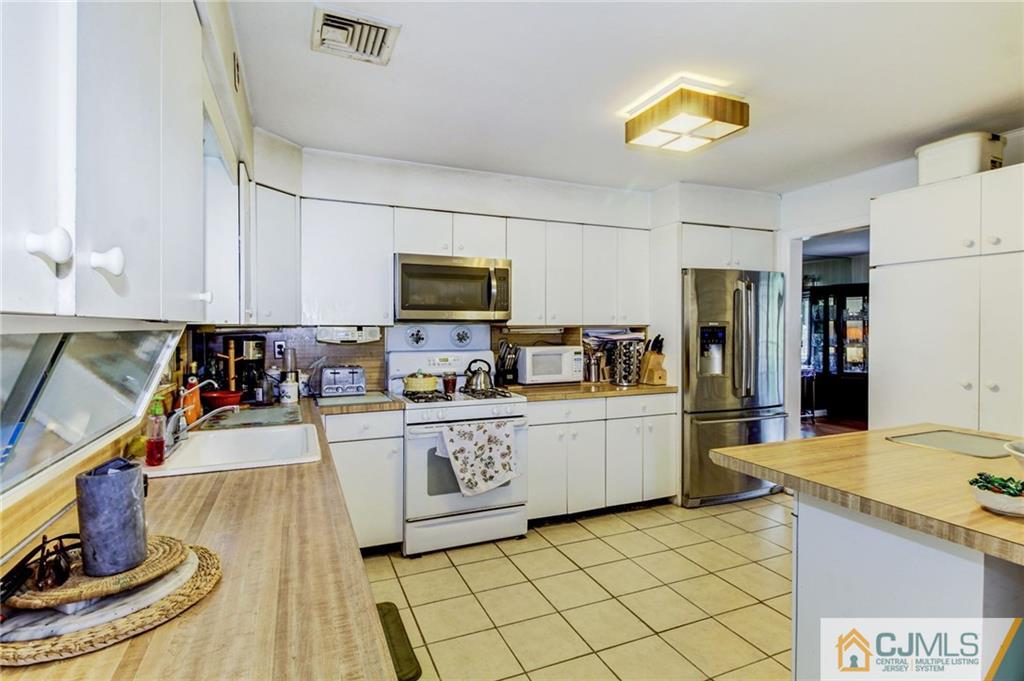 85 Meredith Road Colonia, NJ 07067 - Photo 16 of 21 Gallery Image 16