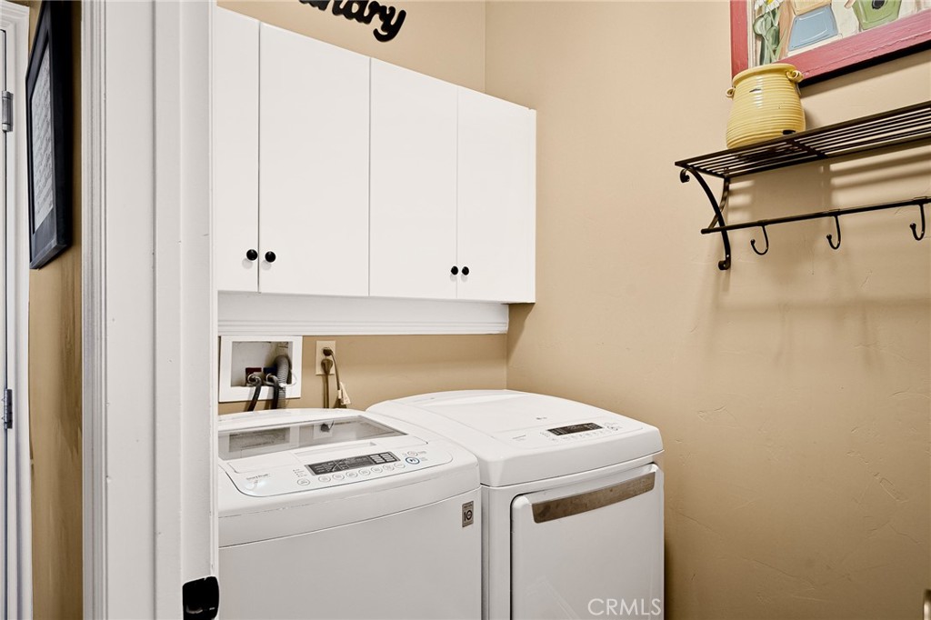 28111 Grenoble Drive Lake Arrowhead, CA 92352 - Photo 21 of 40 a utility room with dryer and washer