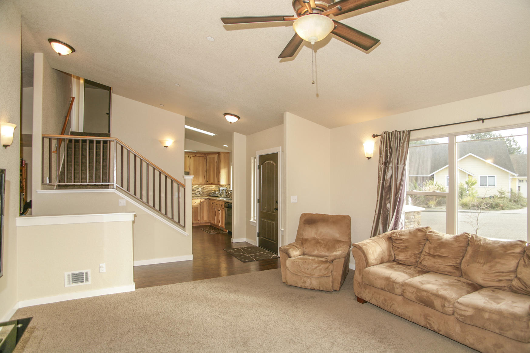 150 Grayland Heights Road Rio Dell, CA 95562 - Photo 19 of 37 18 Living Room 150 Grayland Heights Road