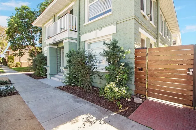 a view of a pathway along a building