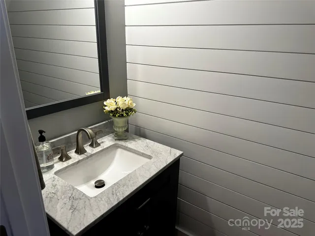 $299,999 | 110 West Pine Street, Lincolnton, NC 28092