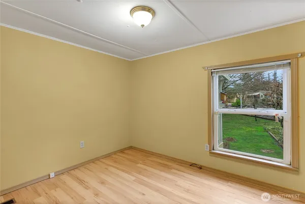a view of empty room with window