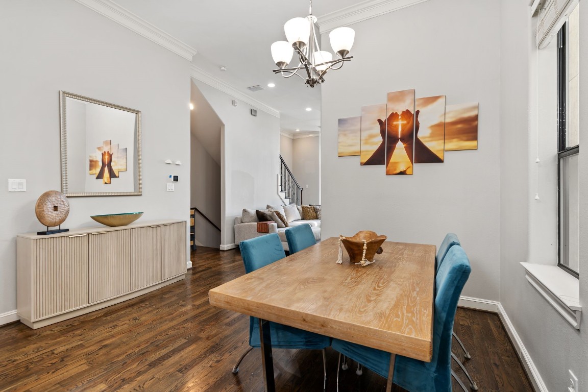 1708 Dart Street Houston, TX 77007 - Photo 12 of 17 Dining area located just off the kitchen for convenient everyday dining.