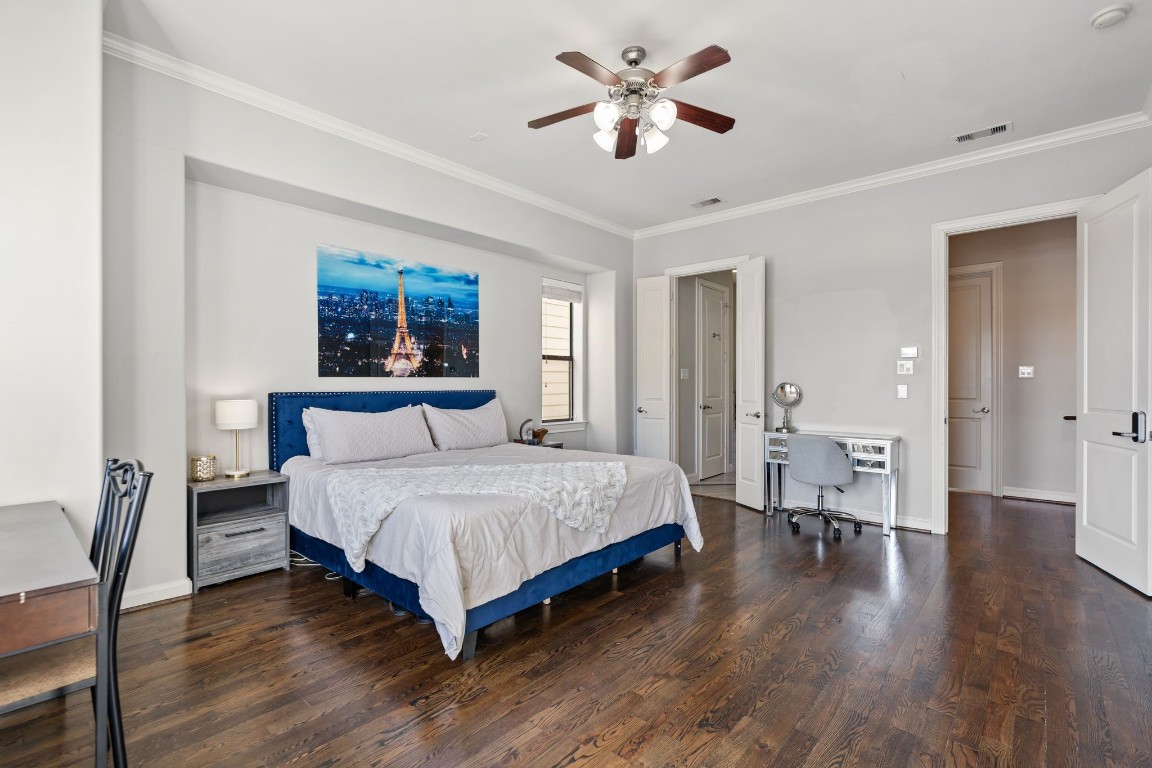 1708 Dart Street Houston, TX 77007 - Photo 14 of 17 The primary bedroom connects to a spa-like en-suite bathroom.