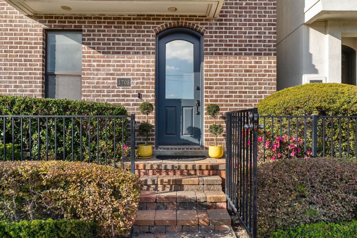 1708 Dart Street Houston, TX 77007 - Photo 2 of 17 Gated front entry at 1708 Dart offers added privacy and security.