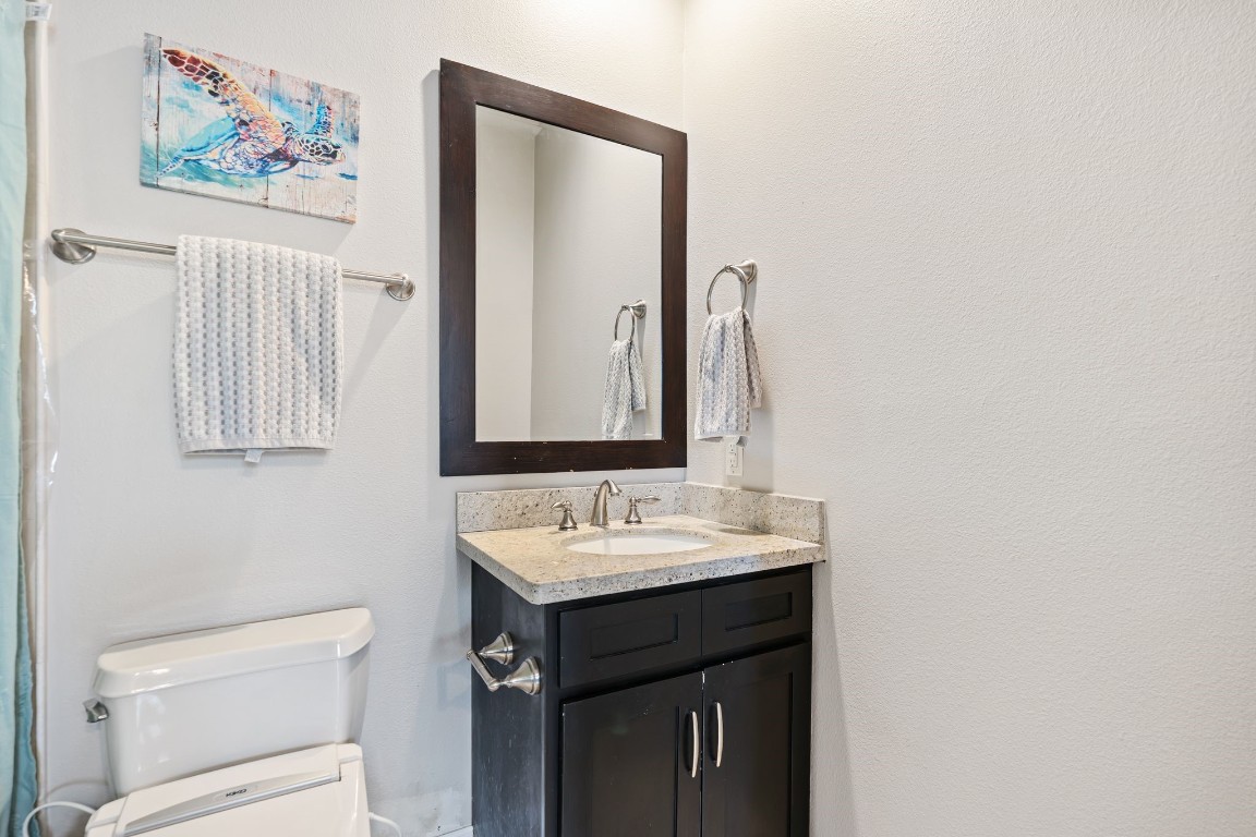 1708 Dart Street Houston, TX 77007 - Photo 4 of 17 En-suite bathroom providing comfort and privacy for guests.