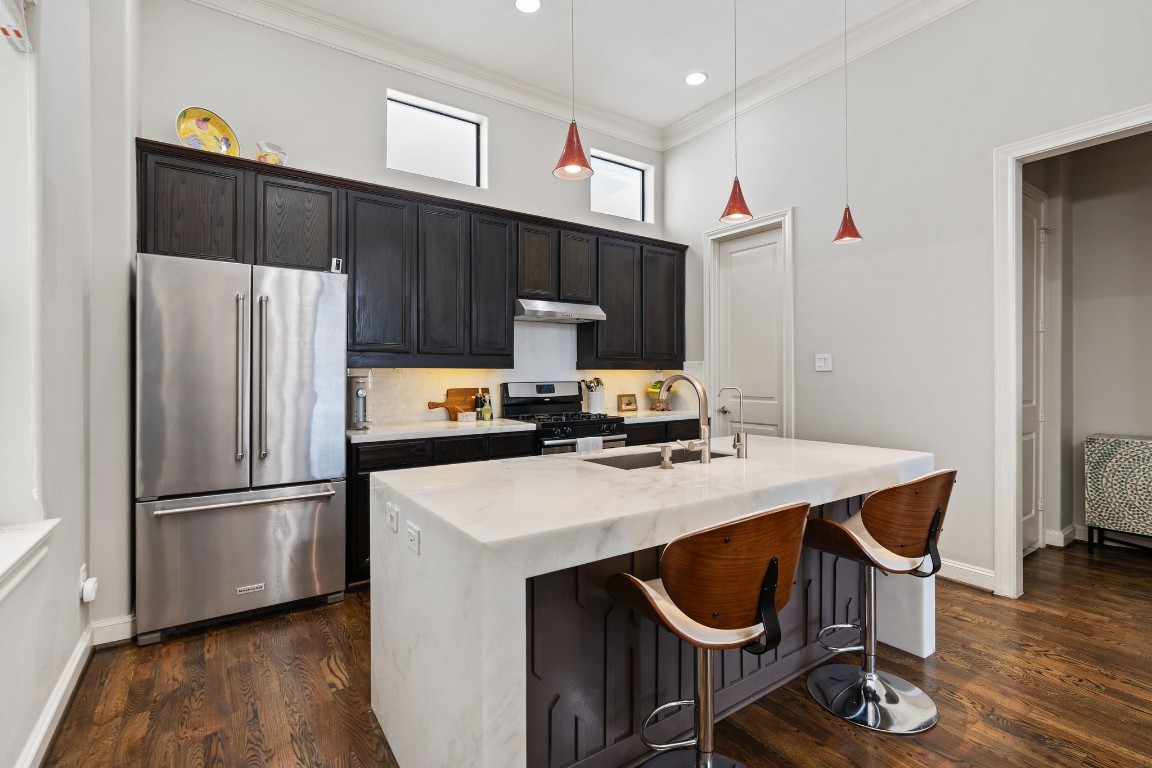 1708 Dart Street Houston, TX 77007 - Photo 10 of 17 Elegant kitchen finishes include white granite countertops complemented by a matching granite backsplash.