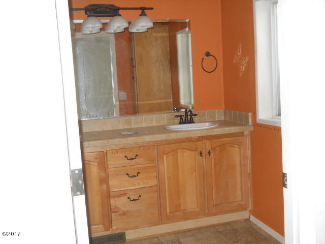 35420 Swan Avenue Nehalem, OR 97131 - Photo 16 of 18 Main bath