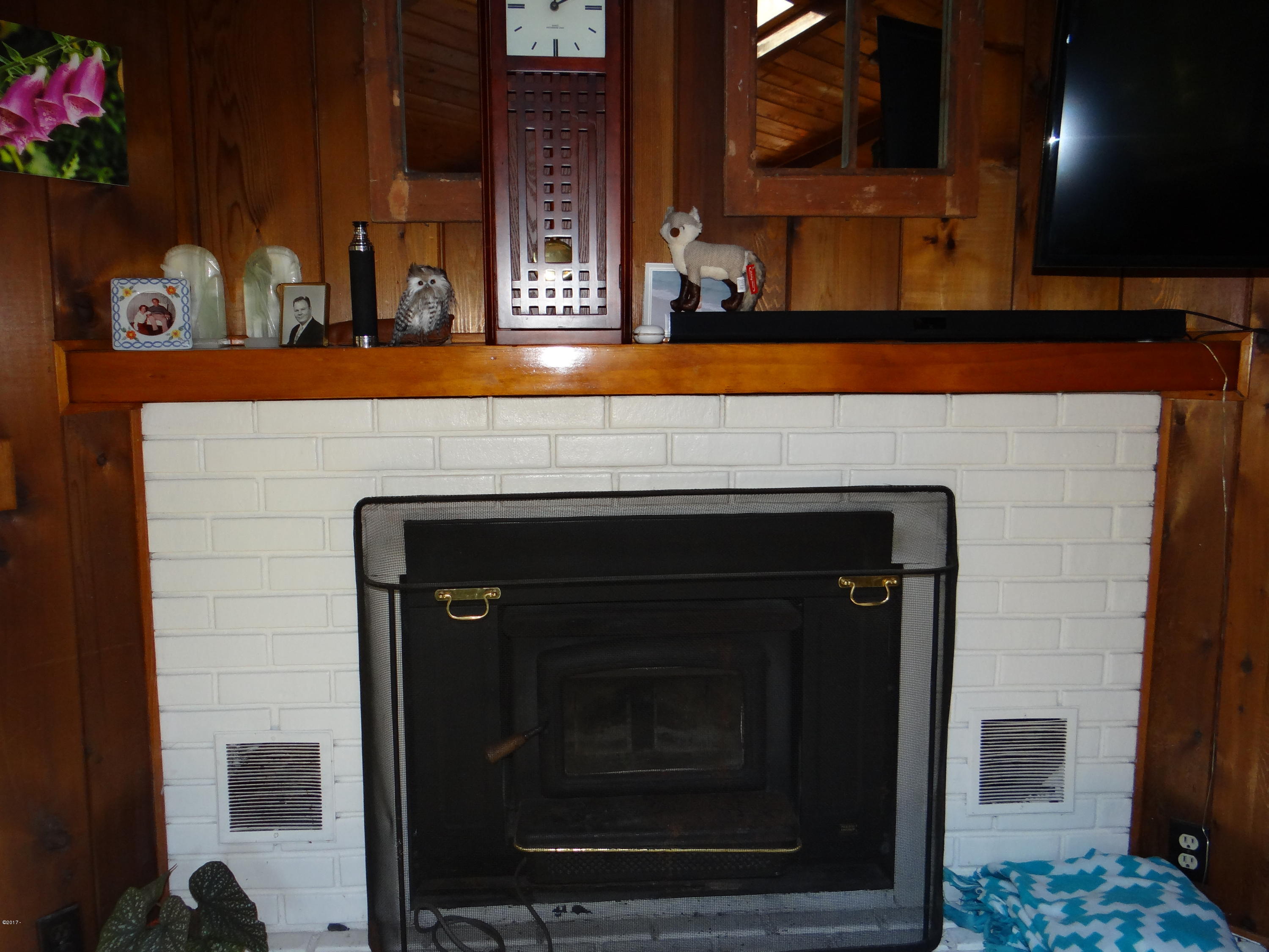 16 North New Bridge Road Otis, OR 97368 - Photo 10 of 24 Wood Fireplace