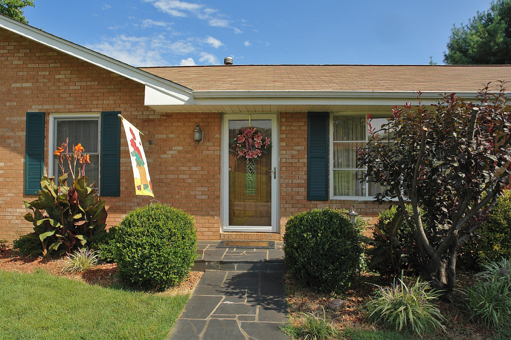 4735 Huntridge Road Roanoke, VA 24012 - Photo 2 of 21 1