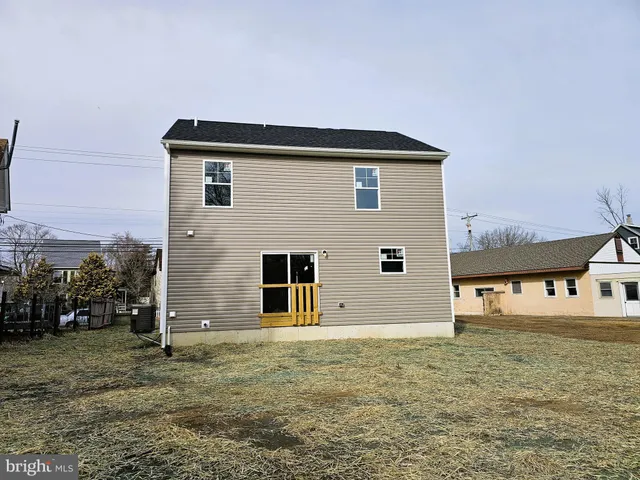 a view of a house with backyard
