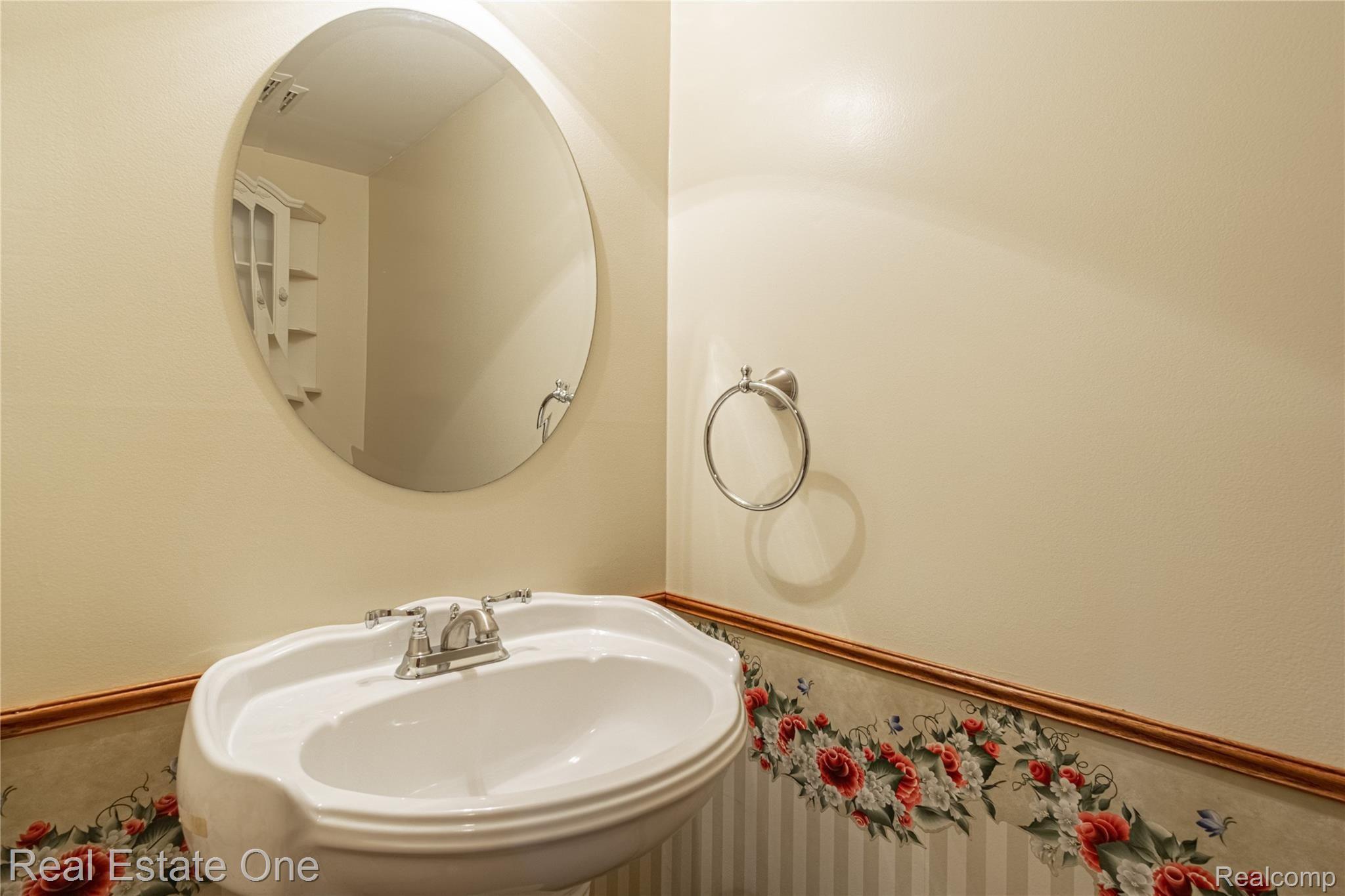 32601 West 13 Mile Road Farmington, MI 48334 - Photo 23 of 53 First floor bath