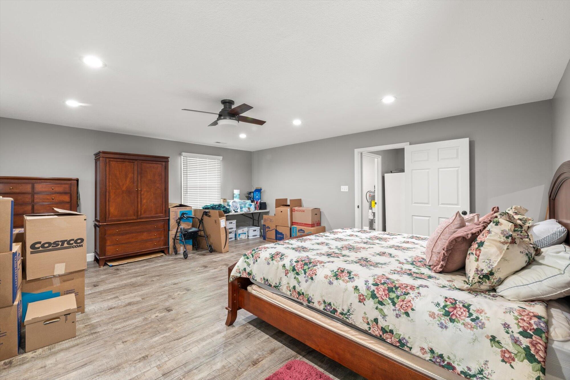 137 County Road 146 Riceville, TN 37370 - Photo 31 of 58 a bedroom with a bed and furniture