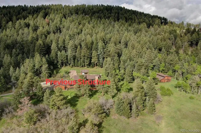 a view of a pathway with a yard