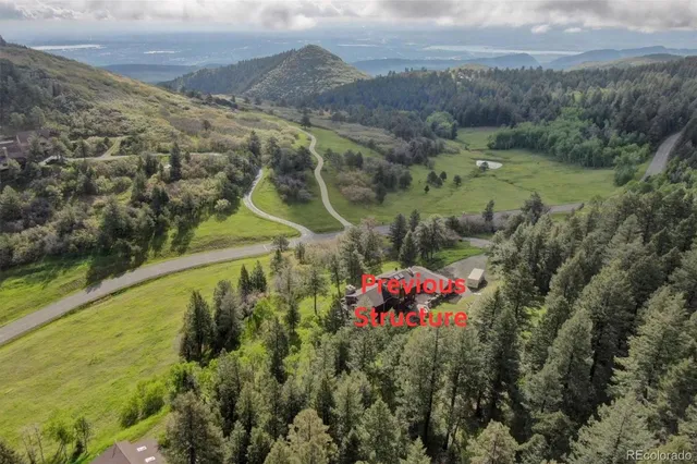 a view of a houses with a yard